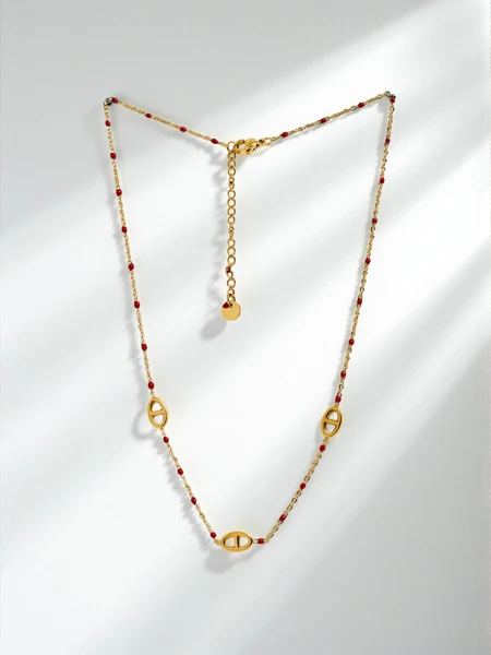 Collier doré Perla Aurelia avec perles rouges et médaillons