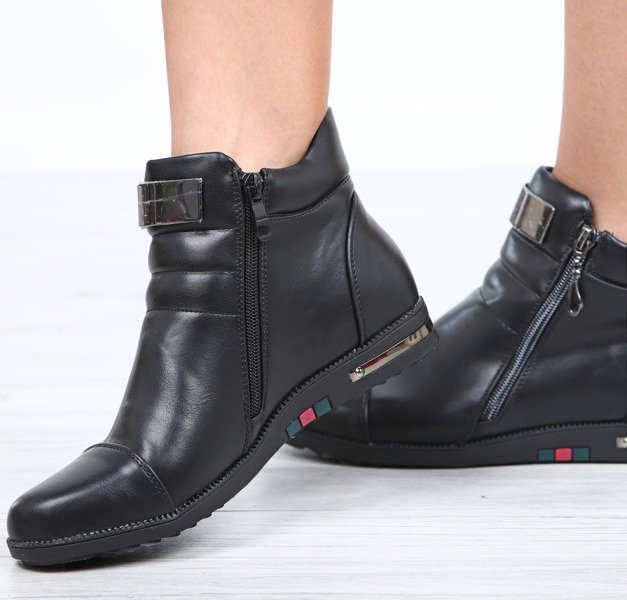 Czarne botki na płaskiej podeszwie Vada- Obuwie