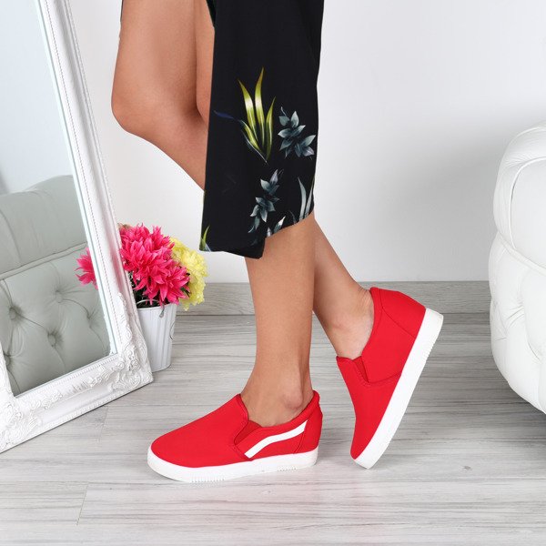 Czerwone slip on z koturnem Signal- Obuwie