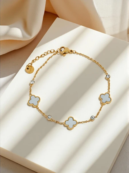 Bracelet Aurelia Bianca avec des fleurs dans les tons de perle blanche, doré