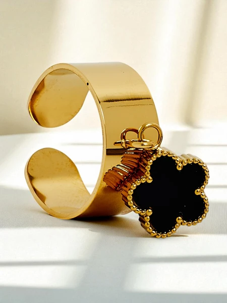 Bracelet jonc Dolce Vita avec des breloques décoratives