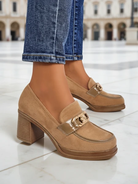 Mocassins pour femmes Perseida – élégants en daim marron clair à talons épais