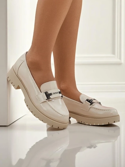 Mocassins pour femmes Atena beiges à talon plat en cuir écologique