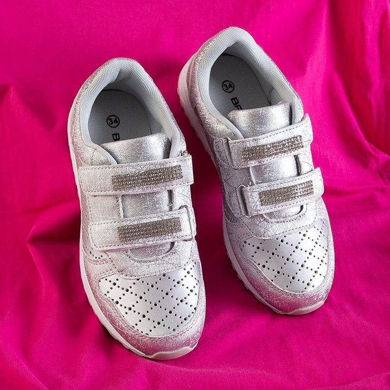 OUTLET Chaussures de sport ajourées pour enfants argentées avec décorations Oksi - Chaussures
