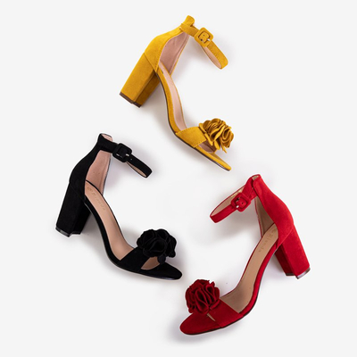 Sandales noires à fleurs sur un talon haut Lowera - Chaussures