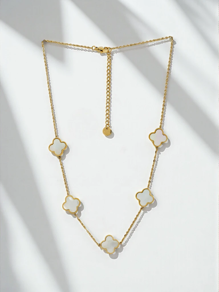 Collier Aurelia Fiore - doré avec motif floral dans un style classique