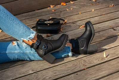 Bottes noires sur le poteau de Jorgina - Chaussures