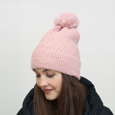 Bonnet rose isolé pour femme avec pompon - Accessoires
