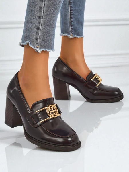 Loafers pour femmes Persephone Nero à talon en cuir écologique boucle dorée