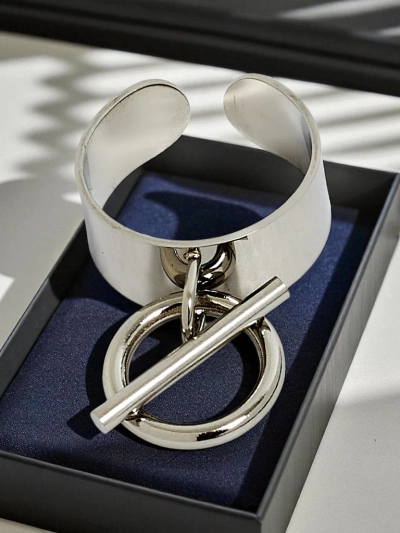 Bracelet jonc Dolce Vita avec des breloques décoratives