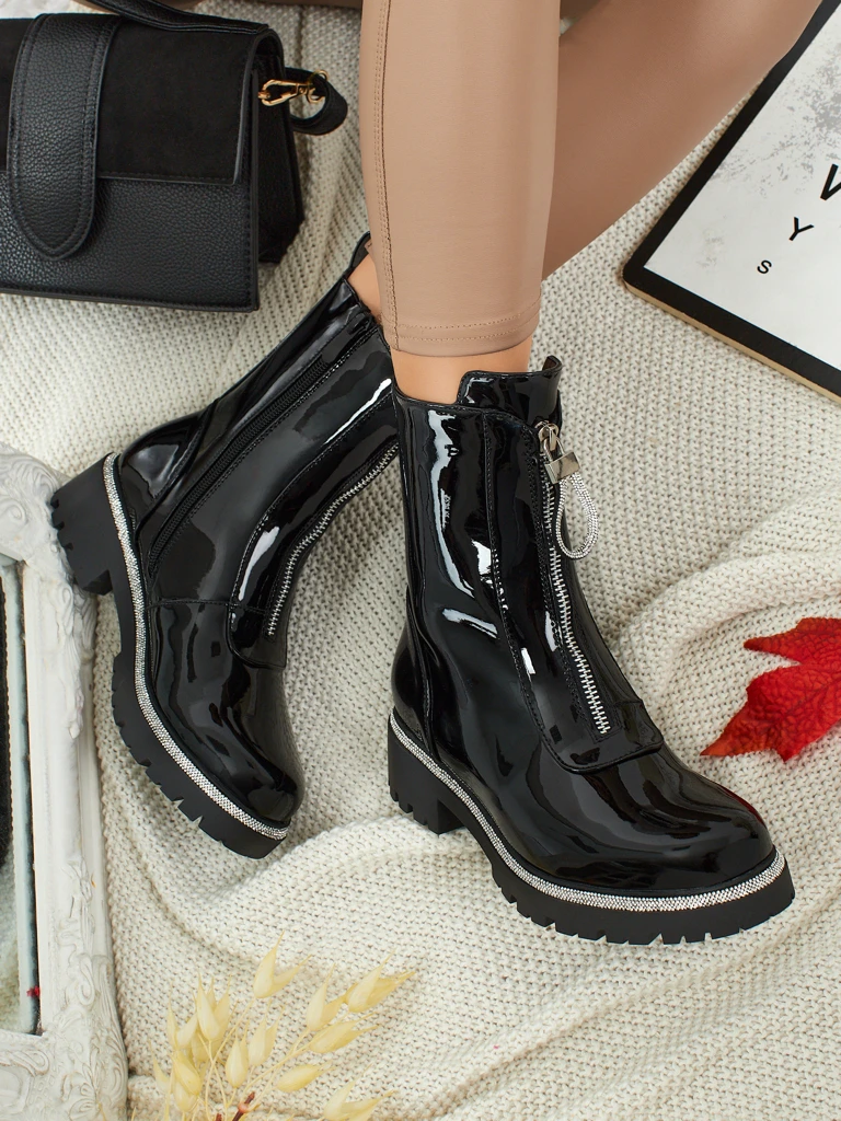 Bottines vernies en cuir écologique pour femmes avec zircons Nuvina