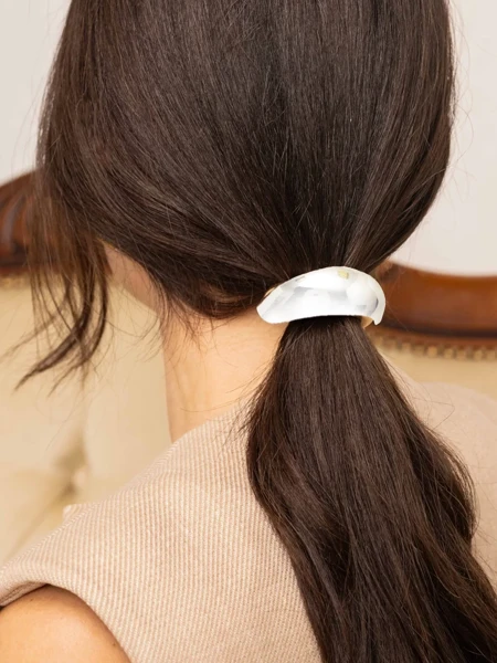 Royalfashion Élastique à cheveux avec une décoration demi-ronde Halfmoon Twist