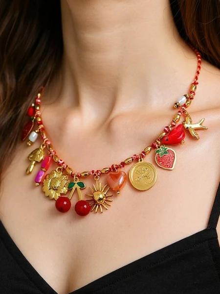 Collier Callista Dolce Vita – charms colorés et détails dorés