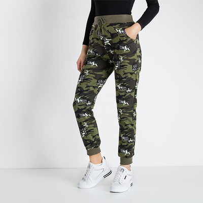 Pantalon de survêtement camouflage isolé vert clair pour femme - Vêtements