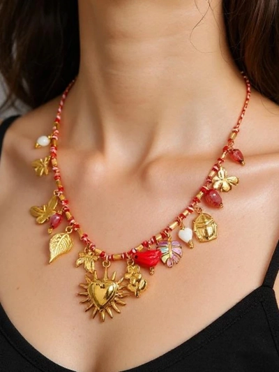 Collier Calista Charmella avec des breloques en résine et métal doré