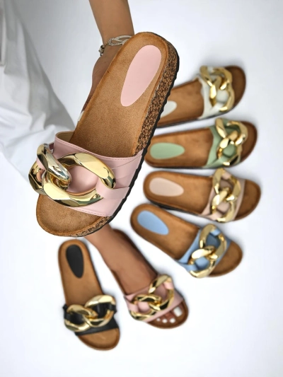 Claquettes pour femmes Atalanta Royalfashion avec chaîne – rose clair cuir écologique