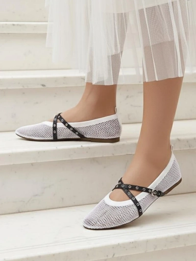 Ballerines Royalfashion Calista Bianca – chaussures pour femmes blanches en maille avec des brides noires