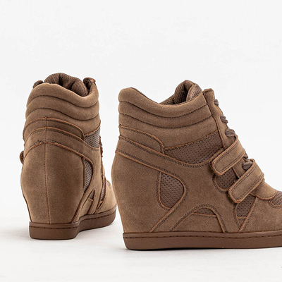 Baskets marron pour fille sur un coin intérieur Janomi- Shoes
