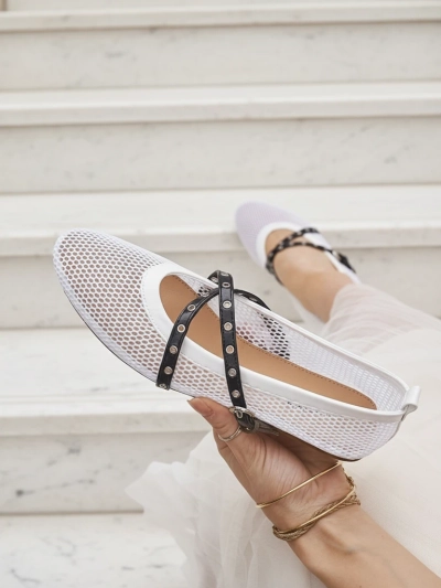 Ballerines Royalfashion Calista Bianca – chaussures pour femmes blanches en maille avec des brides noires