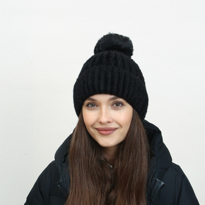 Bonnet noir isolé pour femme avec pompon - Accessoires