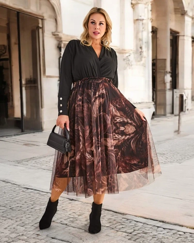 Jupe midi à deux couches pour femme de Royalfashion. Jupe midi intemporelle pour femme à deux couches. Le modèle a une doublure et du tulle sous forme de maille, ainsi qu'une large bande élastique qui souligne parfaitement la taille. Cette jupe est un exc