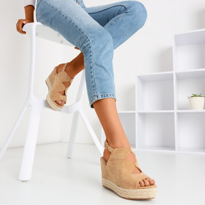 Sandales beiges pour femmes sur un compensé Orsa - Chaussures 1