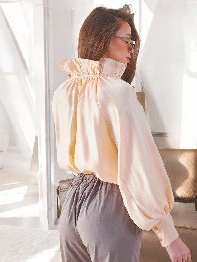Chemise scintillante pour femmes avec col décoratif