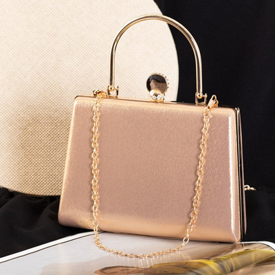 Une petite pochette de couleur or - Sacs à main