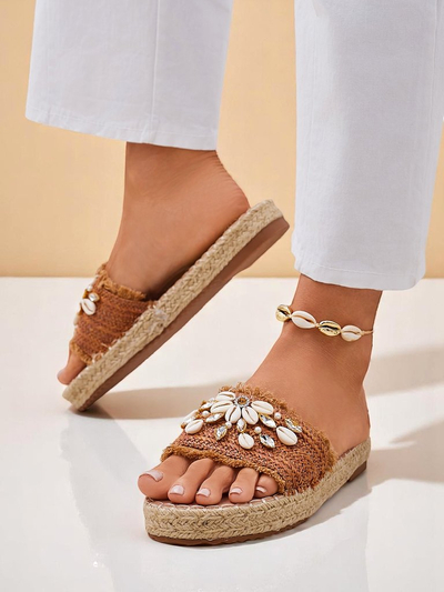Sandales Royalfashion Callista Boho Camel sur plateforme plate avec coquillages