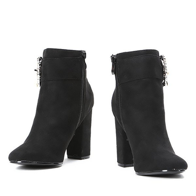 Czarne botki na wyższym słupku z ozdobą Emmaline- Obuwie