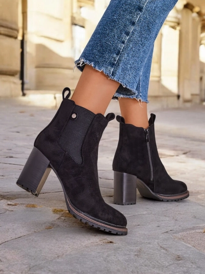 Bottines pour femme en éco-daim Royalfashion sur un pilier Idilla