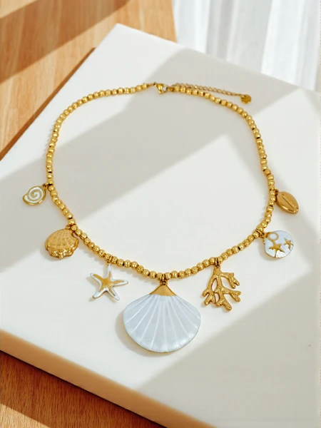 Collier Atena Charm Sea – amulettes dorées avec des motifs marins