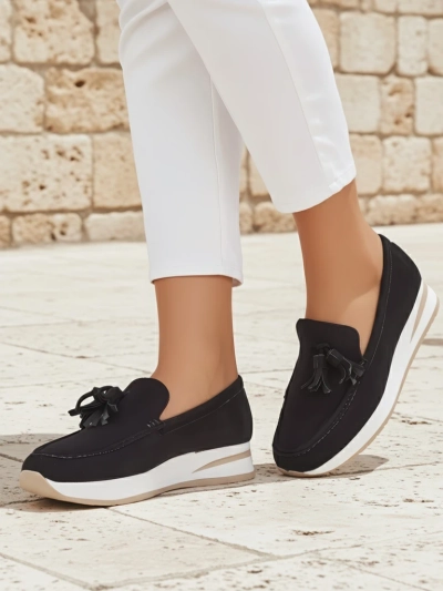 Mocassins pour femmes Aelia noirs en cuir écologique suédé avec plateforme compensée de 4 cm