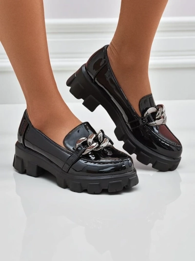 Mocassins pour femmes Hera Nero en cuir écologique verni avec chaîne, printemps