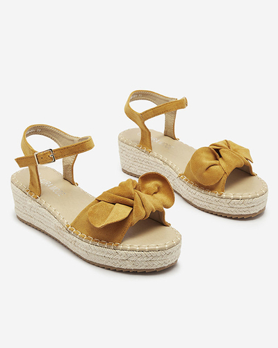 OUTLET Royalfashion Sandales femme moutarde à petit talon avec nœud Mosinta