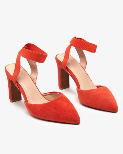 Sandales oranges sur le poteau Brossi - Chaussures