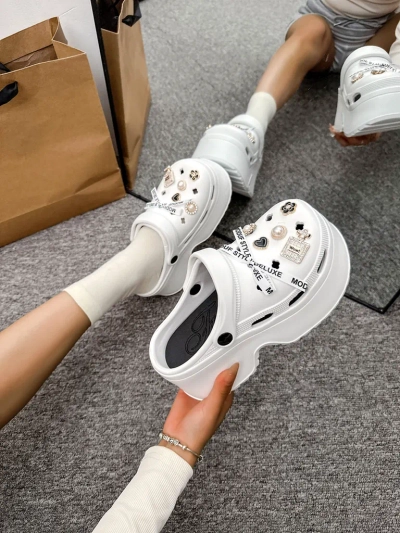 Royalfashion Tongs en caoutchouc pour femmes avec décorations Dellos