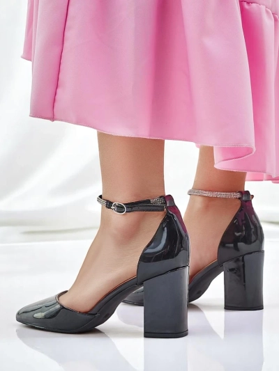 Escarpins en cuir verni Royalfashion pour femmes avec une sangle ornée de strass Furoni