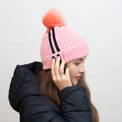 Bonnet rose isolé avec rayures blanches et pompon - Accessoires