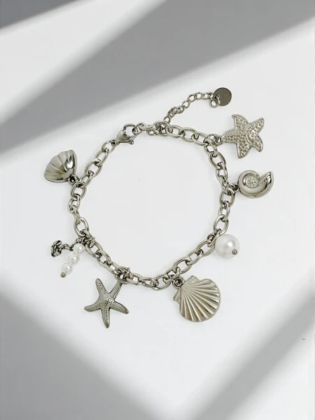 Bracelets Asteria Mare avec breloques argentées inspirées par la mer