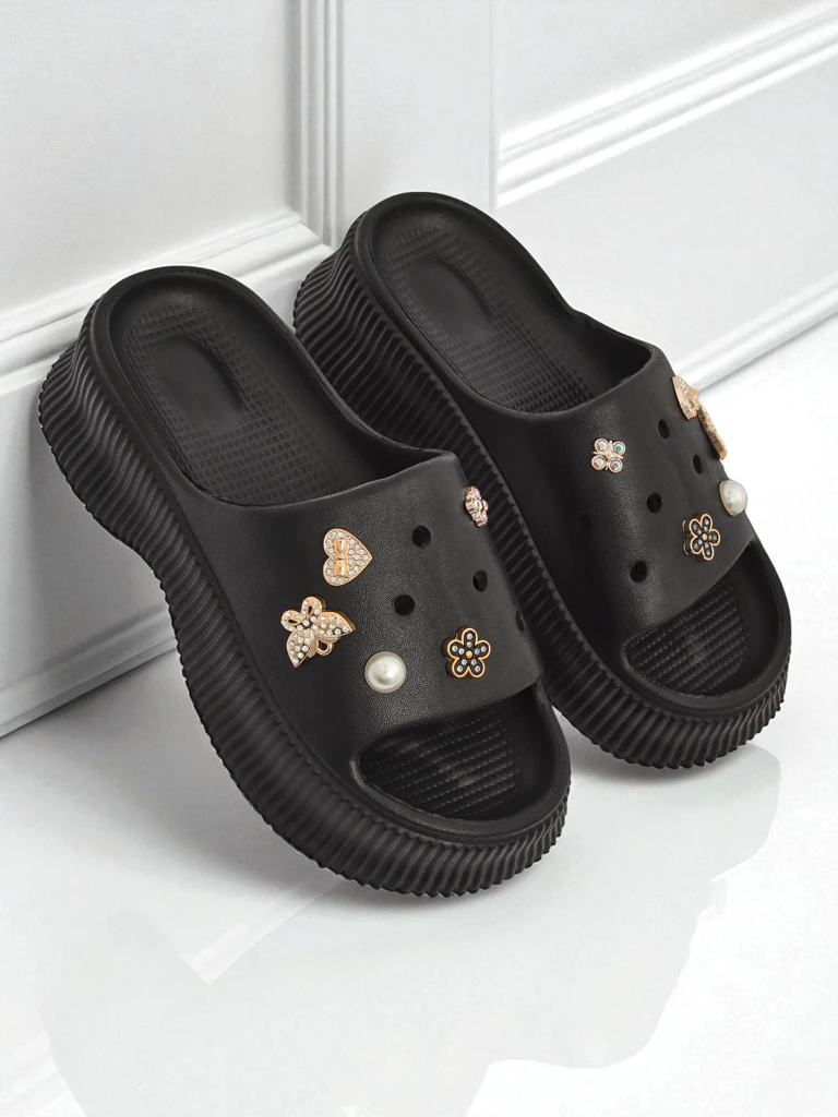 Royalfashion Tongs en caoutchouc pour femmes avec décorations Slash Glam