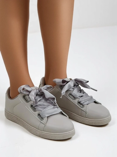 Baskets en éco-cuir Royalfashion pour femmes avec lacets décoratifs Etti