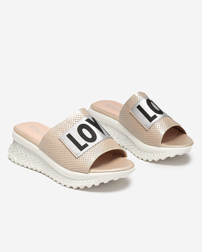 Chaussons beiges brillants pour femmes avec les mots Sosha- Footwear