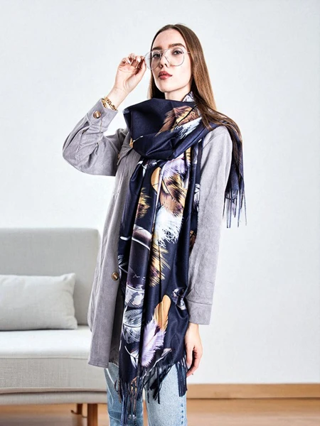 Écharpe bleu marine pour femme avec un motif de plumes - Accessoires