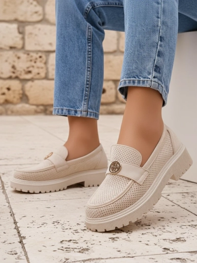 Mocassins pour femmes Callista beiges en éco-daim sur semelle plate de 4 cm
