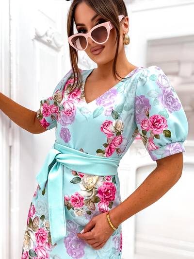 Robe mi-longue Royalfashion pour femmes avec des manches courtes bouffantes et une ceinture avec de belles roses