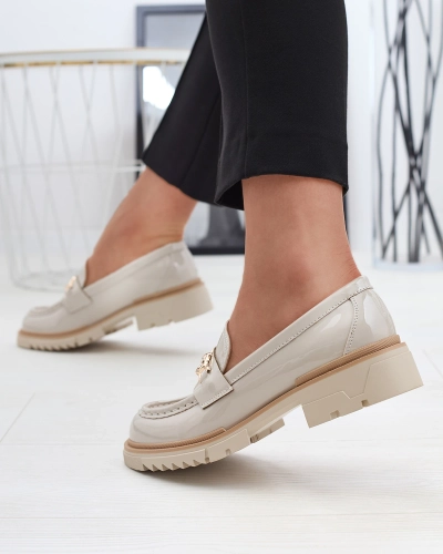 Mocassins pour femme laqués beige avec chaîne Sotella - Chaussures