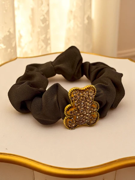 Royalfashion Chouchou orné d’un ourson décoratif Satin Teddy