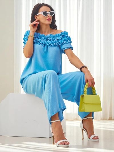 Ensemble Royalfashion pour femme avec un haut décolleté à épaules nues et manches courtes ainsi que des pantalons évasés