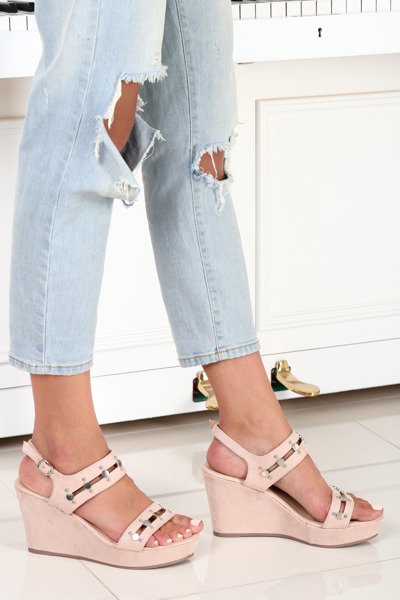 Beżowe sandałki na koturnie - Obuwie